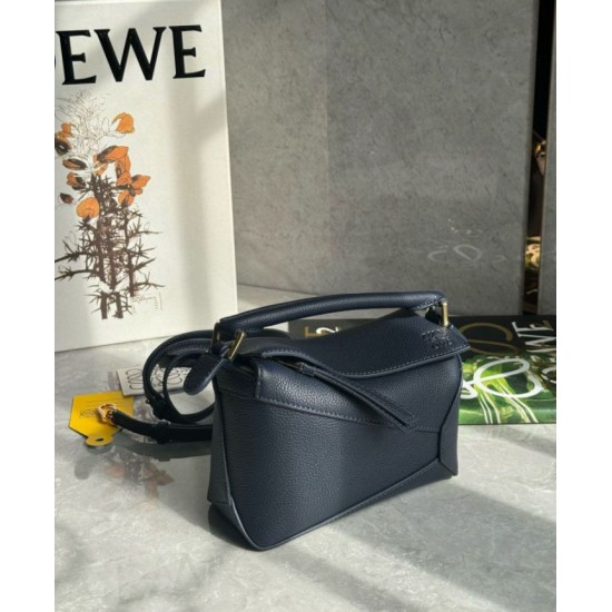 Qualità Specchio Replica Borsa Loewe Puzzle Mini Pelle di vitello granulata blu navy Riproduzione Fedele Borsa Loewe Puzzle Mini Pelle di vitello granulata blu navy imitazioni