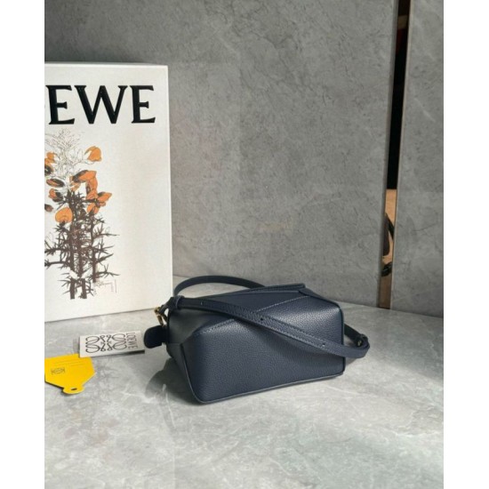 Qualità Specchio Replica Borsa Loewe Puzzle Mini Pelle di vitello granulata blu navy Riproduzione Fedele Borsa Loewe Puzzle Mini Pelle di vitello granulata blu navy imitazioni