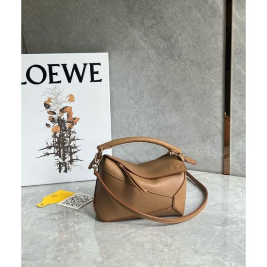 Qualità Specchio Replica Loewe Puzzle Mini Bag Pelle di vitello granulata toffee Riproduzione Fedele Loewe Puzzle Mini Bag Pelle di vitello granulata toffee imitazioni