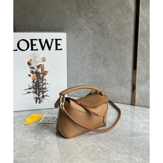 Qualità Specchio Replica Loewe Puzzle Mini Bag Pelle di vitello granulata toffee Riproduzione Fedele Loewe Puzzle Mini Bag Pelle di vitello granulata toffee imitazioni
