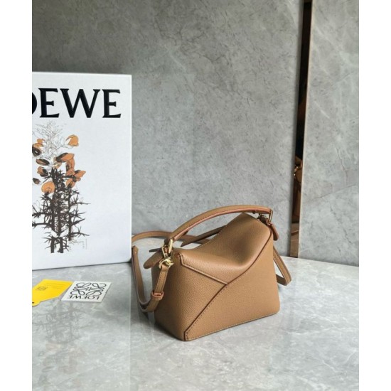 Qualità Specchio Replica Loewe Puzzle Mini Bag Pelle di vitello granulata toffee Riproduzione Fedele Loewe Puzzle Mini Bag Pelle di vitello granulata toffee imitazioni