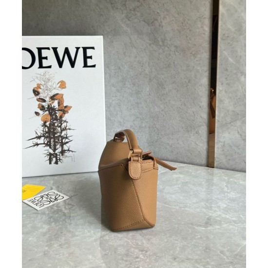 Qualità Specchio Replica Loewe Puzzle Mini Bag Pelle di vitello granulata toffee Riproduzione Fedele Loewe Puzzle Mini Bag Pelle di vitello granulata toffee imitazioni