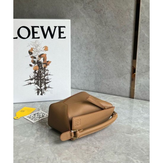 Qualità Specchio Replica Loewe Puzzle Mini Bag Pelle di vitello granulata toffee Riproduzione Fedele Loewe Puzzle Mini Bag Pelle di vitello granulata toffee imitazioni