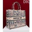 Imitazioni borse griffate Dior Book Tote grande Dior M1286 Albicocca ricamata con il motivo Papillon Toile de Jouy blu di Pietro Ruffo