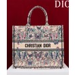 Imitazioni borse griffate Dior Book Tote grande Dior M1286 Albicocca ricamata con il motivo Papillon Toile de Jouy blu di Pietro Ruffo