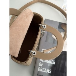 Bora Pari all'originale replica Dior Classic Lady piccola Dior My ABCDior beige Imitazioni