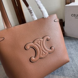 Qualità Specchio Replica Bora Pari all'originale replica a tracolla Celine Cabas Anais Triomphe piccola marrone grana Riproduzione Fedele Bora Pari all'originale replica a tracolla Celine Cabas Anais Triomphe piccola marrone grana imitazioni