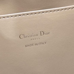 Qualità Specchio Replica Bora Pari all'originale replica a secchiello Dior Caro piccola Dior M3372 Caffè Riproduzione Fedele Replica Bora Pari all'originale replica a secchiello Dior Caro piccola Dior M3372 Caffè imitazioni