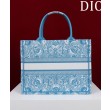 Replica Borsa Dior Book Tote media Dior M1286 ricamata con il motivo celeste D-Butterfly Paisley blu/bianco