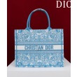 Replica Borsa Dior Book Tote media Dior M1286 ricamata con il motivo celeste D-Butterfly Paisley blu/bianco
