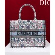 Replica Borsa Dior Book Tote Media Dior M1286 ricamata con Pietro Ruffo Bianco