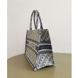 Borsa Dior Book Tote Dior blu ricamata con motivo Dior Oblique grigio