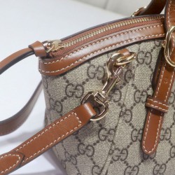 Qualità Specchio Replica Borsa a mano piccola Gucci GG Emblem 839005 Caffè Riproduzione Fedele Borsa a mano piccola Gucci GG Emblem 839005 Caffè imitazioni