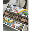 Borse Replica media Christian Dior Book Tote senza tempo con paglia di rafia naturale e cotone ricamato Borse Replica media Christian Dior Book Tote senza tempo con paglia di rafia naturale e cotone ricamato