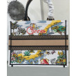 Borse Replica media Christian Dior Book Tote senza tempo con paglia di rafia naturale e cotone ricamato Borse Replica media Christian Dior Book Tote senza tempo con paglia di rafia naturale e cotone ricamato