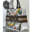 Borse Replica media Christian Dior Book Tote senza tempo con paglia di rafia naturale e cotone ricamato Borse Replica media Christian Dior Book Tote senza tempo con paglia di rafia naturale e cotone ricamato