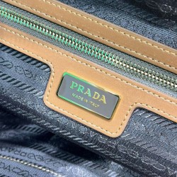 Qualità Specchio Replica fedele Borsa Prada Re-Edition 1980 grande in Saffiano Re-Nylon, caffè Riproduzione Fedele fedele Borsa Prada Re-Edition 1980 grande in Saffiano Re-Nylon, caffè imitazioni
