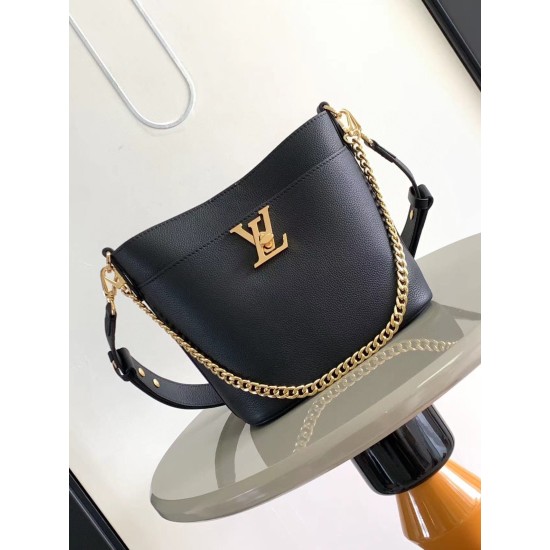 Qualità Specchio Replica Borsa Louis Vuitton Lock and Walk in pelle martellata nera M24006 Riproduzione Fedele Borsa Louis Vuitton Lock and Walk in pelle martellata nera M24006 imitazioni