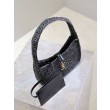 Mini borsa hobo Saint Laurent Le 5 À 7 in rafia nera