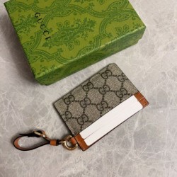 Replica Qualità da grande replica Porta carte Gucci GG Emblem con tracolla 819121 Marrone Imitazioni Replica qualità specchio Qualità da grande replica Porta carte Gucci GG Emblem con tracolla 819121 Marrone