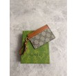 Qualità da grande replica Porta carte Gucci GG Emblem con tracolla 819121 Marrone