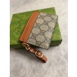 Qualità da grande replica Porta carte Gucci GG Emblem con tracolla 819121 Marrone