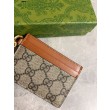 Qualità da grande replica Porta carte Gucci GG Emblem con tracolla 819121 Marrone
