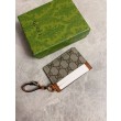Qualità da grande replica Porta carte Gucci GG Emblem con tracolla 819121 Marrone