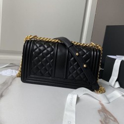 Replica Borsa Chanel Boy Flap Classic A67086 in pelle di vitello martellata con finiture in oro opaco nera Imitazioni Replica qualità specchio Borsa Chanel Boy Flap Classic A67086 in pelle di vitello martellata con finiture in oro opaco nera