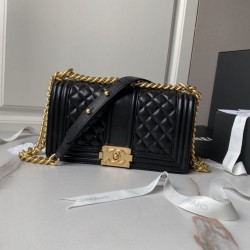 Replica qualità specchio Borsa Chanel Boy Flap Classic A67086 in pelle di vitello martellata con finiture in oro opaco nera