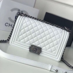 Replica qualità specchio Borsa Chanel Boy Flap Classic A67086 Pelle di vitello granata hardware oro/argento bianca