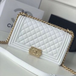 Replica qualità specchio Borsa Chanel Boy Flap Classic A67086 Pelle di vitello granata hardware oro/argento bianca