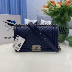 Replica qualità specchio Borsa Chanel Boy Flap Classic A67086 Pelle di vitello granata hardware oro/argento blu