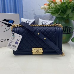 Replica qualità specchio Borsa Chanel Boy Flap Classic A67086 Pelle di vitello granata hardware oro/argento blu