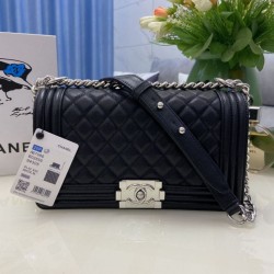 Replica Borsa Chanel Boy Flap Classic A67086 Pelle di vitello granata hardware oro/argento nera Imitazioni Replica qualità specchio Borsa Chanel Boy Flap Classic A67086 Pelle di vitello granata hardware oro/argento nera