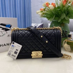 Replica qualità specchio Borsa Chanel Boy Flap Classic A67086 Pelle di vitello granata hardware oro/argento nera