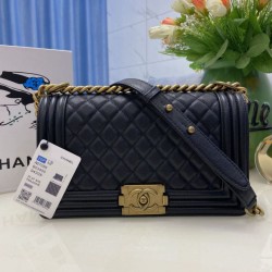 Replica qualità specchio Borsa Chanel Boy Flap Classic A67086 Pelle di vitello granata hardware bronzo nera