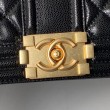 Borsa Chanel Boy Flap Classic A67086 in pelle di vitello martellata con finiture in oro opaco nera