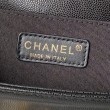 Borsa Chanel Boy Flap Classic A67086 in pelle di vitello martellata con finiture in oro opaco nera