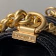 Borsa Chanel Boy Flap Classic A67086 in pelle di vitello martellata con finiture in oro opaco nera