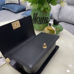 Borsa Chanel Boy Flap Classic A67086 Pelle di vitello granata hardware oro/argento nera