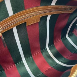 Replica Borsa a tracolla media Gucci serie GG Emblem 815216 Marrone Imitazioni Replica qualità specchio Borsa a tracolla media Gucci serie GG Emblem 815216 Marrone
