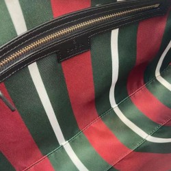 Replica Borse Firmate a tracolla media Gucci serie GG Emblem 815216 Nera Imitazioni Replica qualità specchio Borse Firmate a tracolla media Gucci serie GG Emblem 815216 Nera
