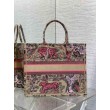 Borsa Dior grande Dioriviera Book Tote in rafia con ricamo Toile de Jouy Sauvage rosa