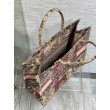 Borsa Dior grande Dioriviera Book Tote in rafia con ricamo Toile de Jouy Sauvage rosa