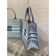 Borse Replica Dior Media Book Tote Bag Blu Miss Dior Allover Embroidery Borse Replica Dior Media Book Tote Bag Blu Miss Dior Allover Embroidery