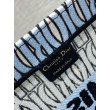 Borse Replica Dior Media Book Tote Bag Blu Miss Dior Allover Embroidery Borse Replica Dior Media Book Tote Bag Blu Miss Dior Allover Embroidery