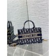 Borsa Dior Mini Book Tote con tracolla Ricamo Dior Oblique blu