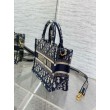 Borsa Dior Mini Book Tote con tracolla Ricamo Dior Oblique blu