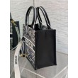 Borsa Dior piccola Book Tote con tracolla Ricamo Plan de Paris e pelle di vitello nera